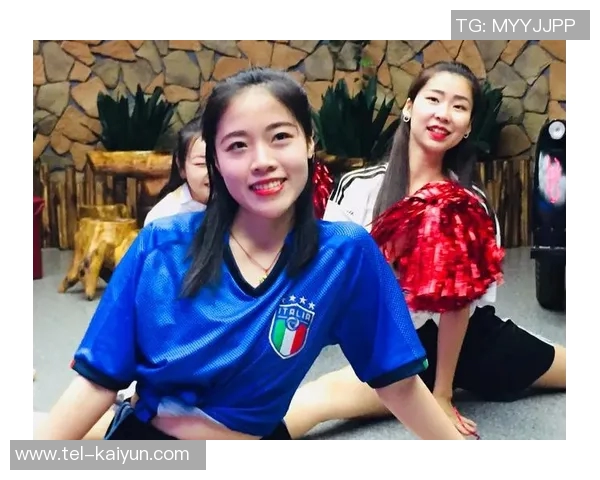 德国世界杯足球宝贝展现青春魅力与激情风采的完美结合 德国世界杯足球宝贝展现青春魅力与激情风采的完美结合