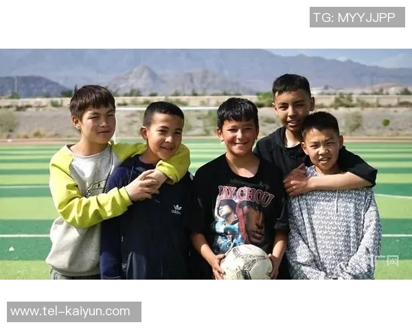 新疆小学足球视频展示孩子们的热情与才华助力校园体育发展