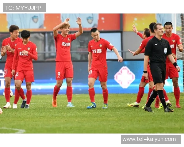 足球毛巾权健的魅力与实用性探讨，提升球迷体验的必备装备